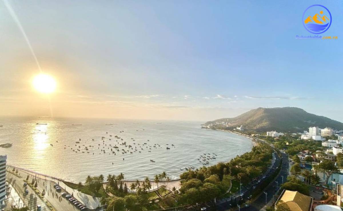 Khí hậu Bà Rịa Vũng Tàu có khí hậu nhiệt đới gió với hai mùa rõ rệt trong năm là mùa mưa và mùa khô