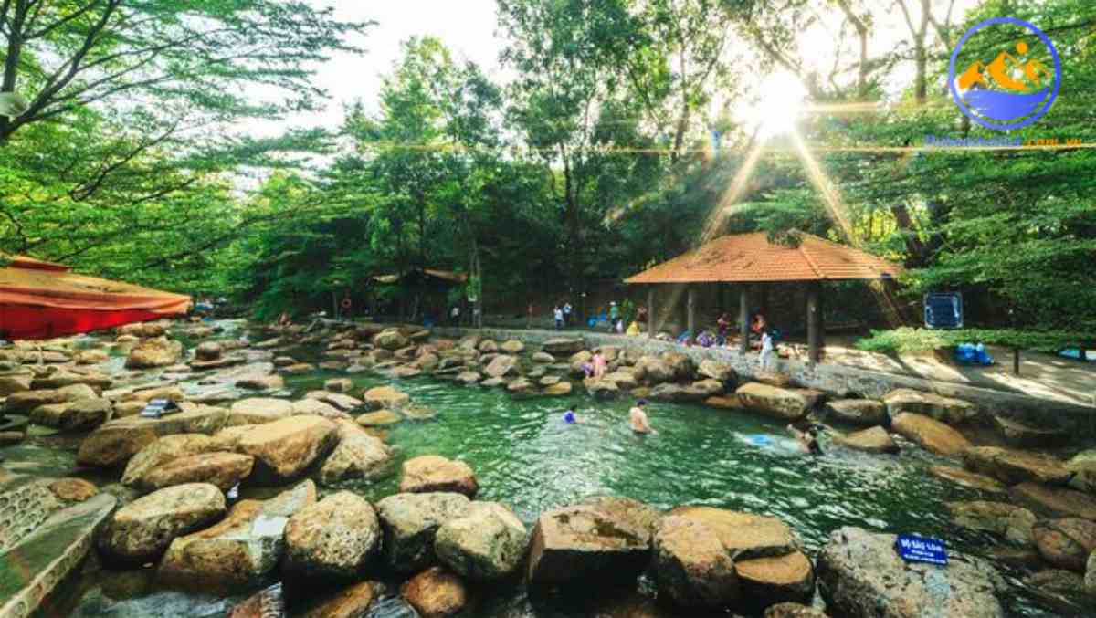 Khí hậu Bình Dương có nhiệt độ tương đối cao, độ ẩm đầy đủ với ánh sáng tự nhiên dồi dào