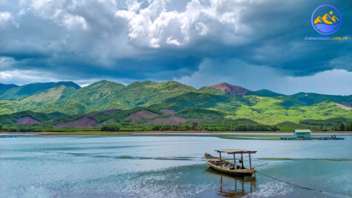 Khí hậu Quảng Nam nằm trong vùng khí hậu nhiệt đới và được phân thành 2 mùa rõ rệt