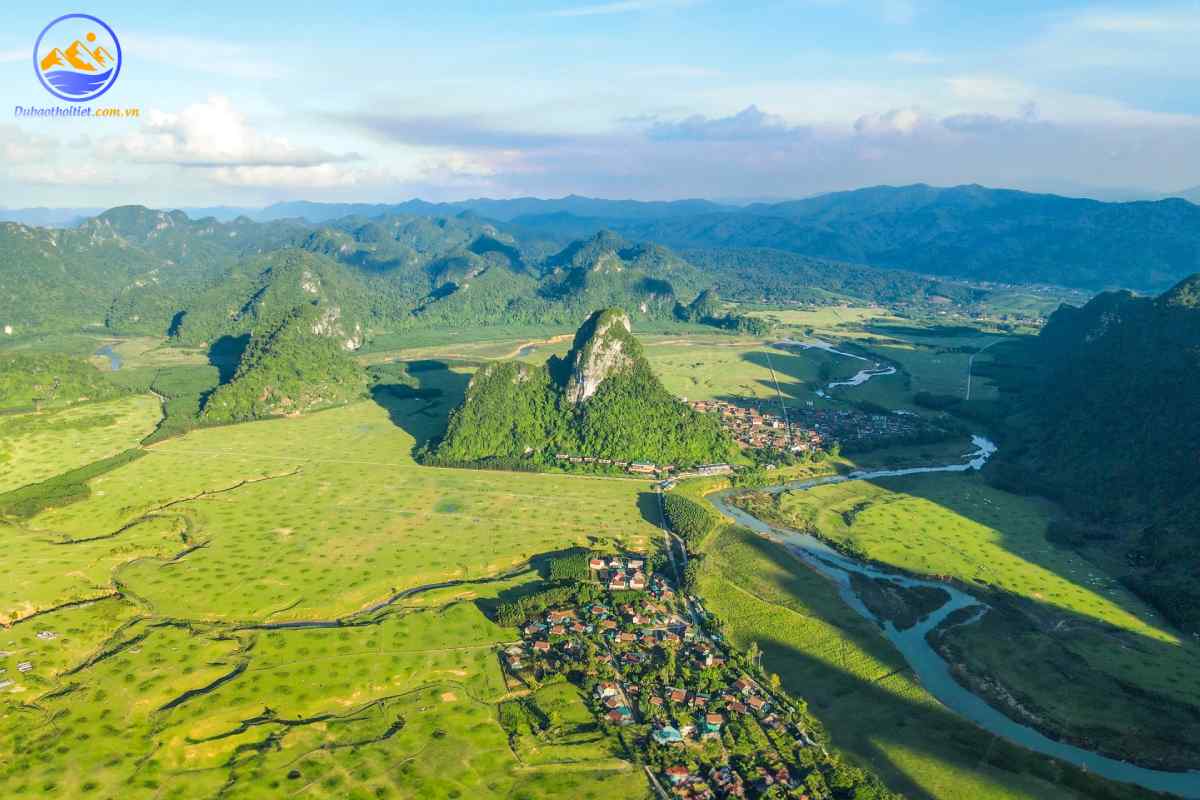 Khí hậu Quảng Bình thuộc khí hậu nhiệt đới gió mùa với đặc trưng hai mùa rõ rệt 